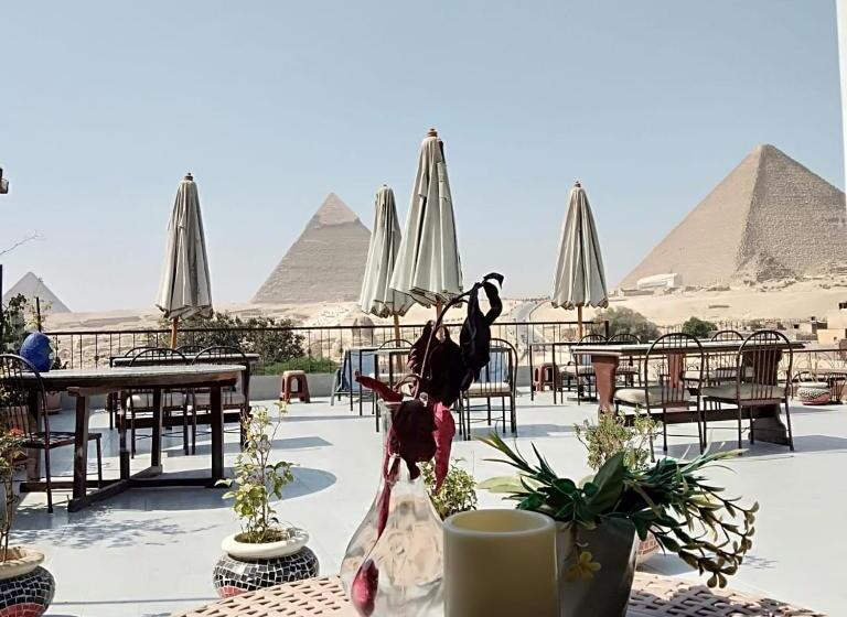 سوییت, Pyramids View Inn