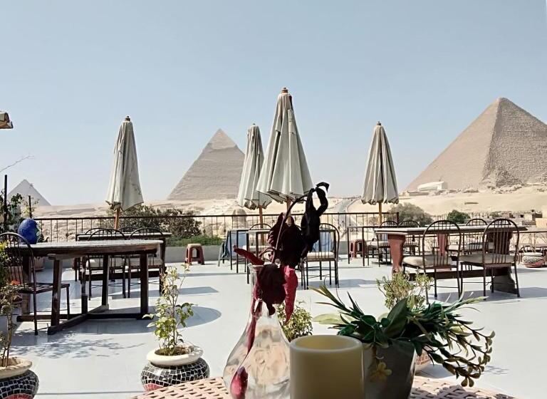 سوییت, Pyramids View Inn