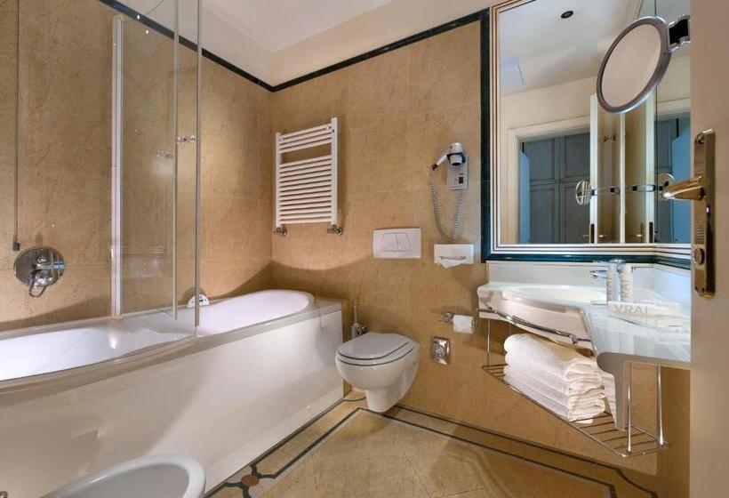 اتاق لوکس با بالکن و چشمانداز دریا, Doria Park