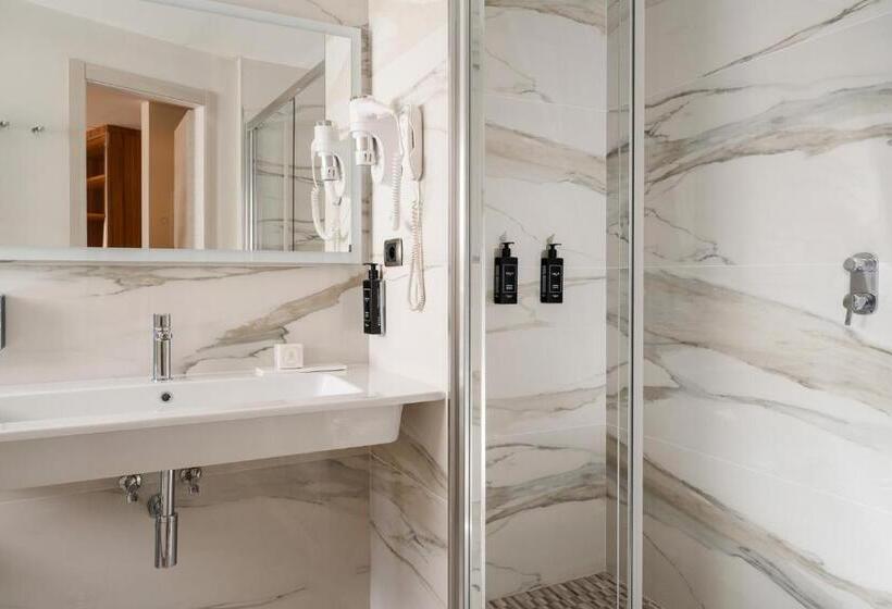 سوییت جونیور با چشمانداز دریا, Doria Park