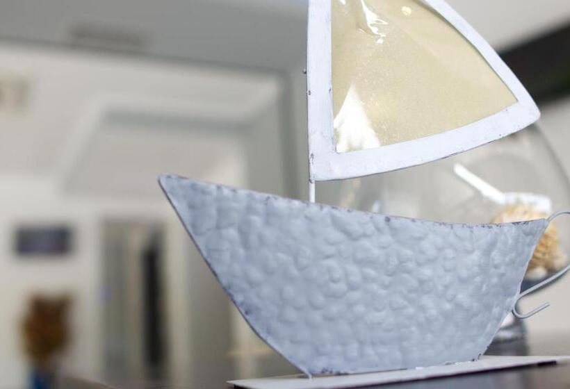 غرفة قياسية ثلاثية ذات إطلالة جانبية على البحر, Kymata