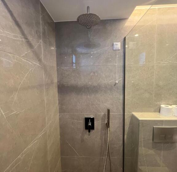 غرفة ديلوكس مزوَّدة بجاكوزي, Kymata