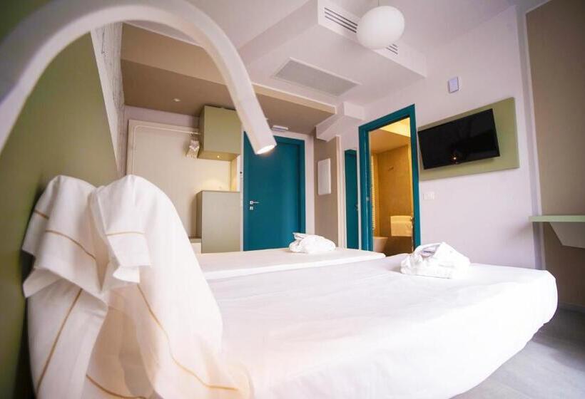 חדר דלוקס לשלושה, Malavoglia