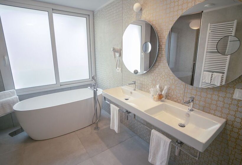 חדר דלוקס לשלושה, Malavoglia