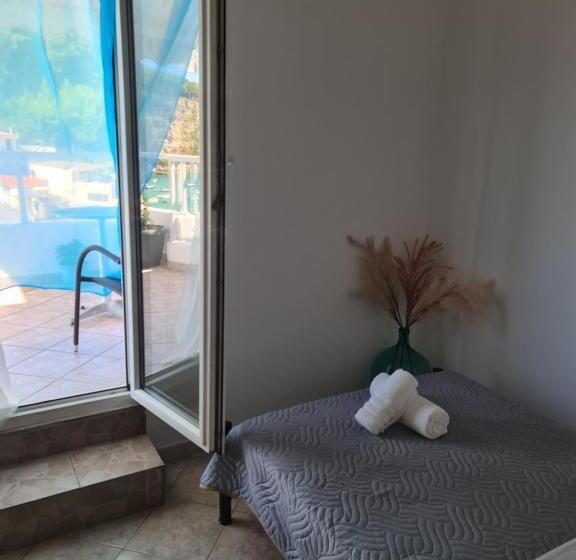 استودیوی استاندارد با چشمانداز دریا, Pleiades