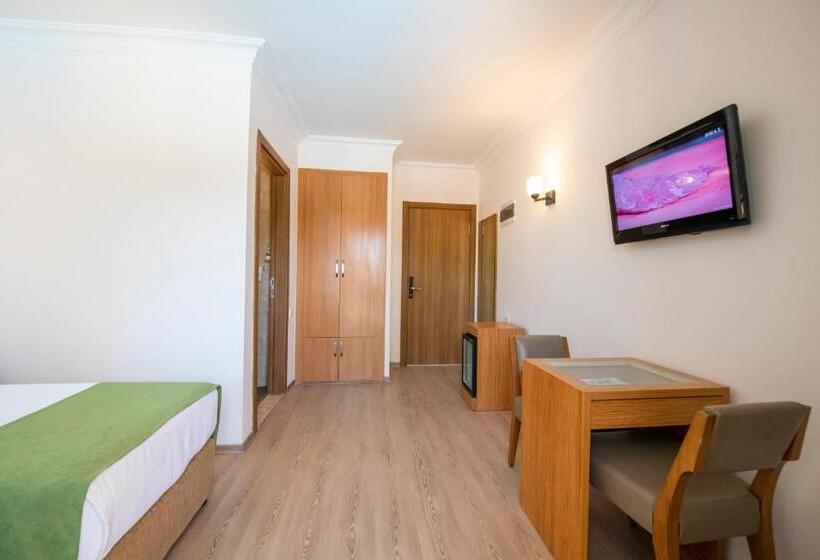 חדר סטנדרט לשלושה עם נוף לבריכה, Qualia Park