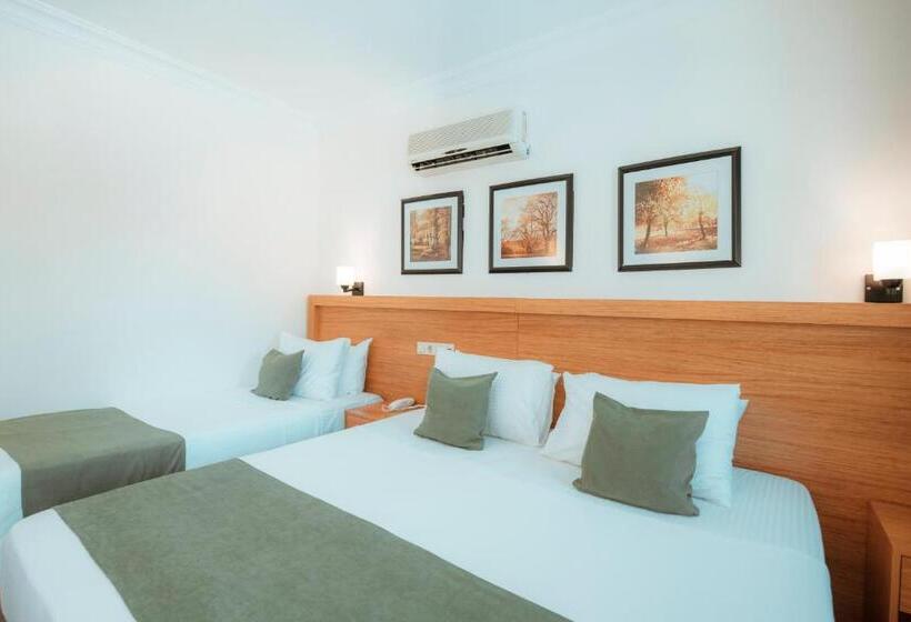 חדר סטנדרט לשלושה עם נוף לבריכה, Qualia Park