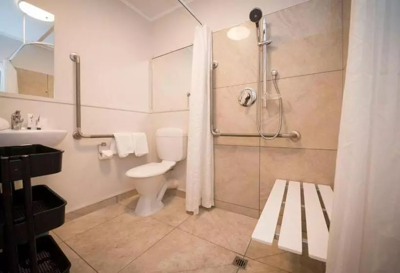 スタンダードスタジオ, Quest On Johnston Serviced Apartments