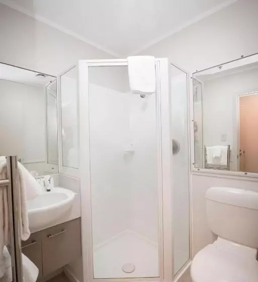スタンダードスタジオ, Quest On Johnston Serviced Apartments