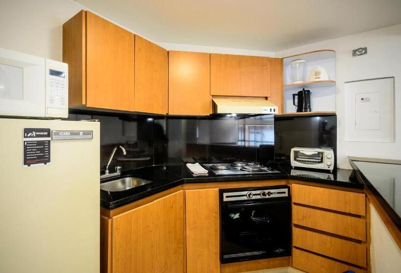 דירת חדר, Travelers Fontana Plaza