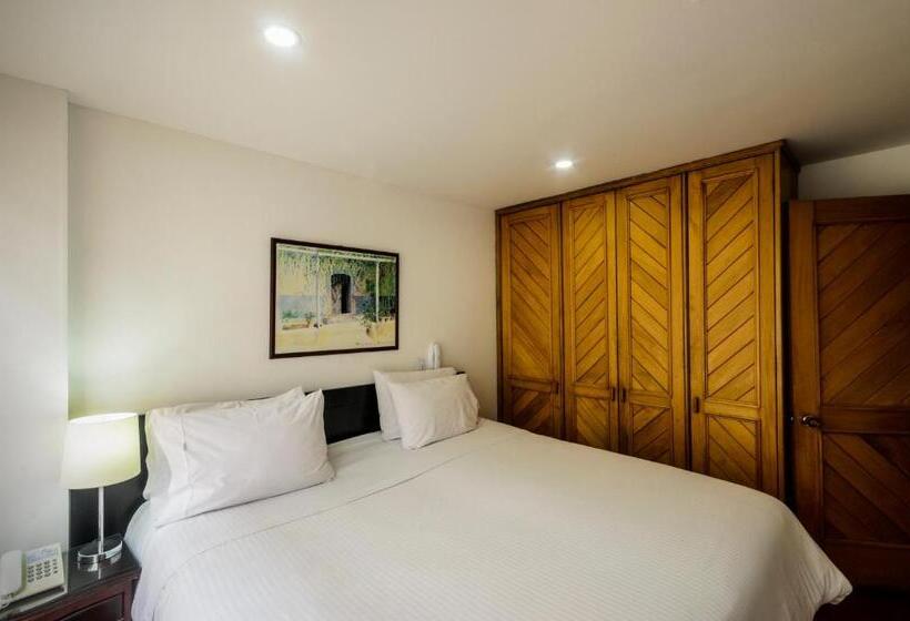 דירת חדר, Travelers Fontana Plaza