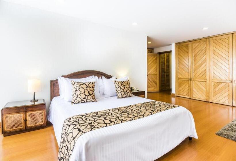 דירת חדר, Travelers Fontana Plaza