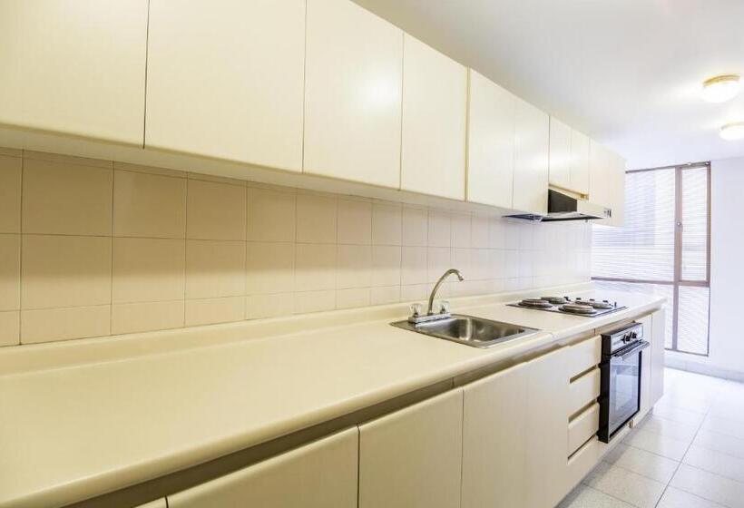 דירת שני חדרים, Travelers Fontana Plaza