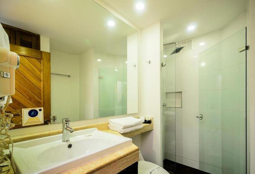 דירת שני חדרים, Travelers Fontana Plaza