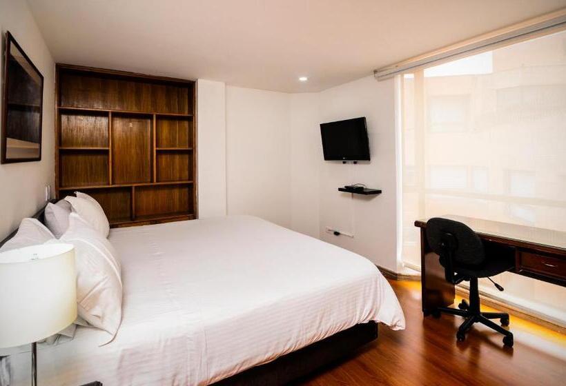 דירת שני חדרים, Travelers Fontana Plaza