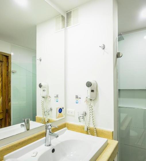 דירת שני חדרים, Travelers Fontana Plaza