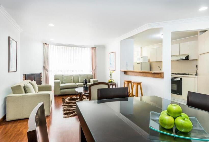 דירת שני חדרים, Travelers Fontana Plaza