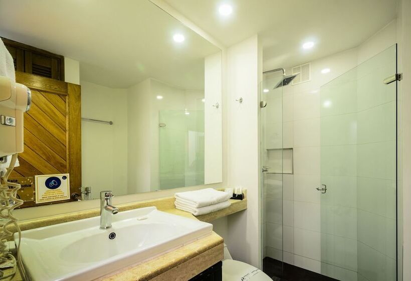 דירת חדר, Travelers Fontana Plaza