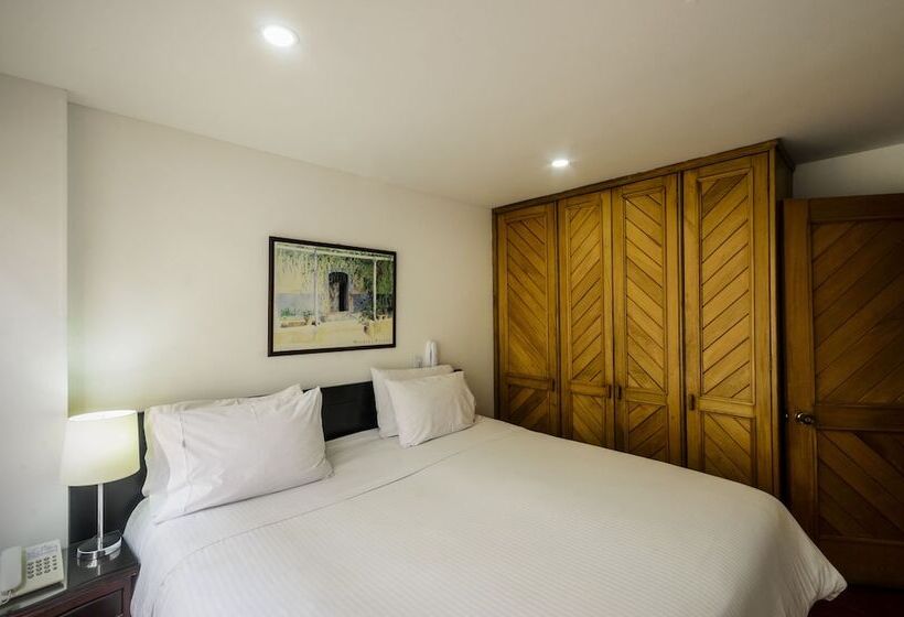 דירת חדר, Travelers Fontana Plaza