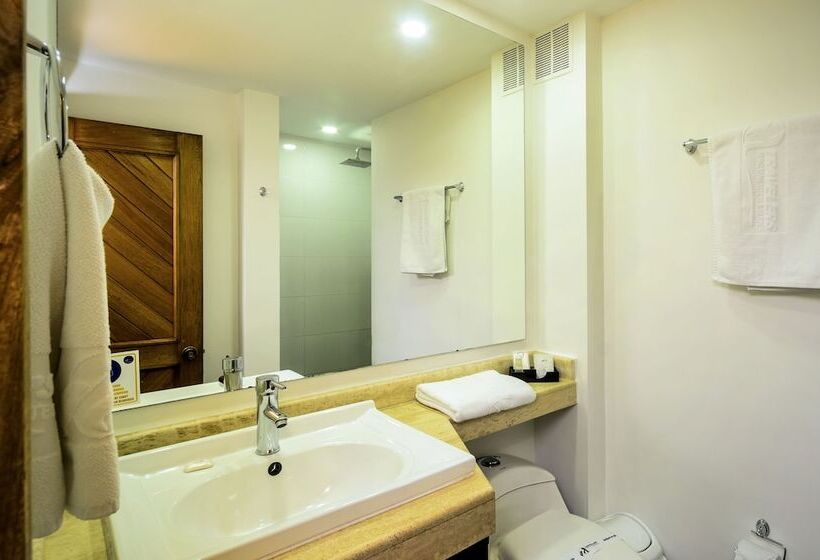 דירת שני חדרים, Travelers Fontana Plaza