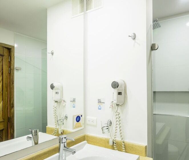 דירת שני חדרים, Travelers Fontana Plaza