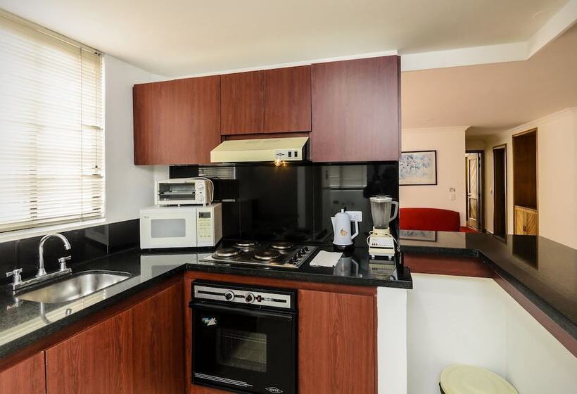 דירת שני חדרים, Travelers Fontana Plaza