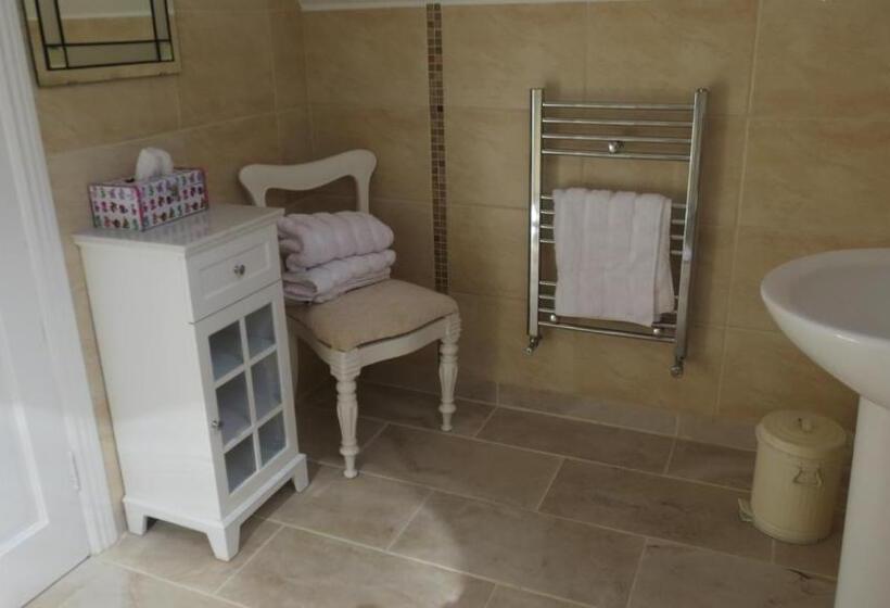 豪华三人间, Athgarvan B&b