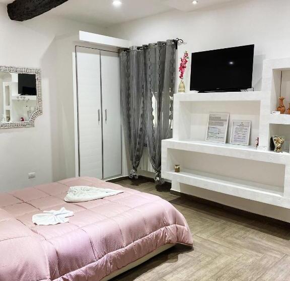 اتاق استاندارد با بالکن و چشمانداز دریا, Trilogy