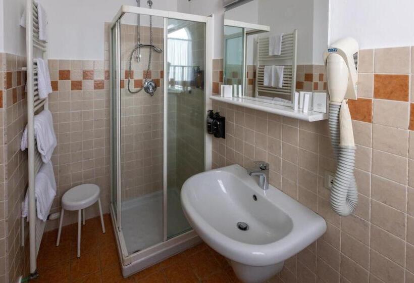 스탠다드 트리플 룸, Albergo Ristorante Il Verbano