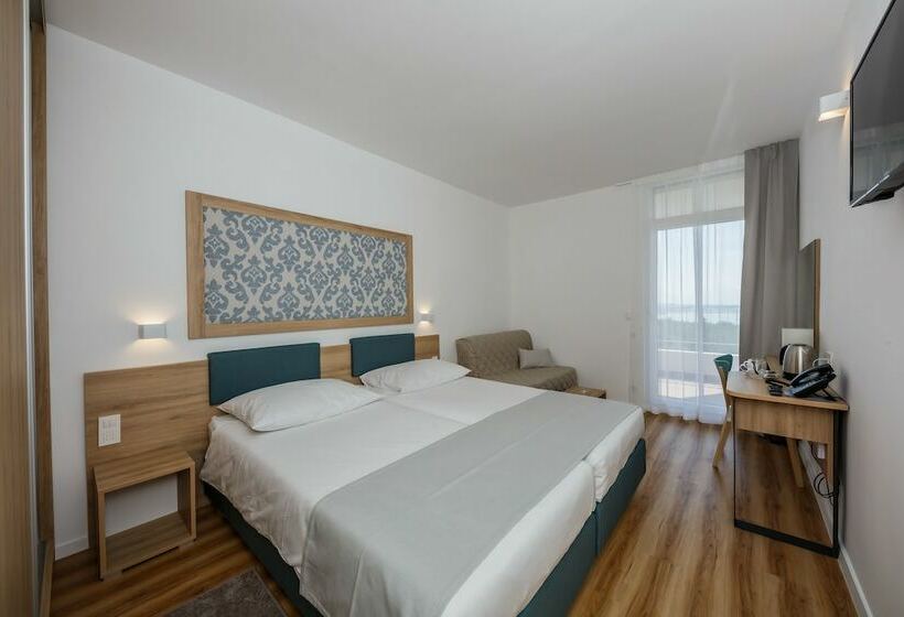 Семейный Номер Вид на Море, Medena