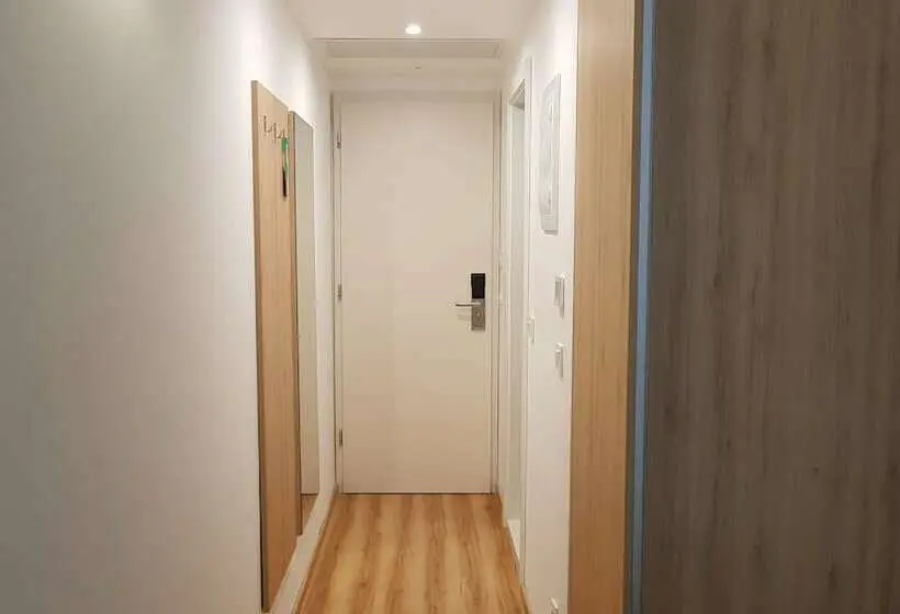 Chambre Familiale, Medena