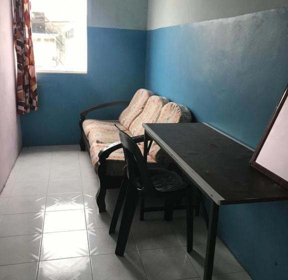 חדר אקונומי, Yb House