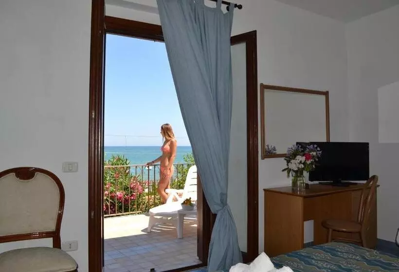 Perhehuone, Villa A Mare