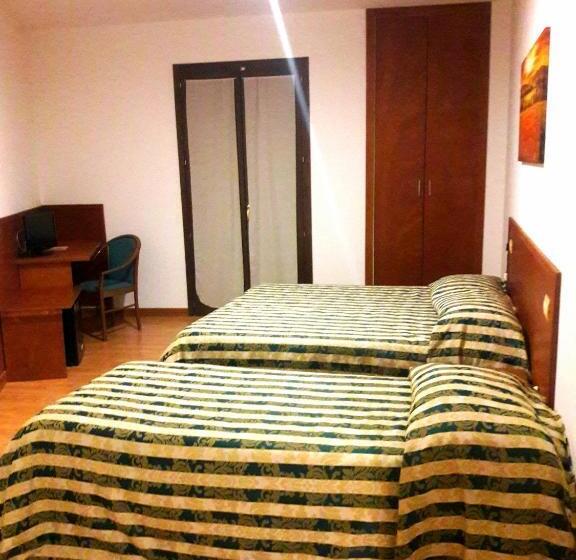 חדר סטנדרט לשלושה, Nicolaj