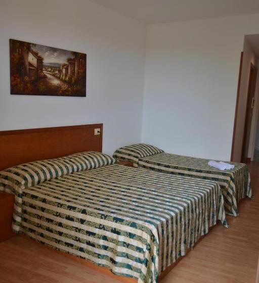 חדר סטנדרט לשלושה, Nicolaj