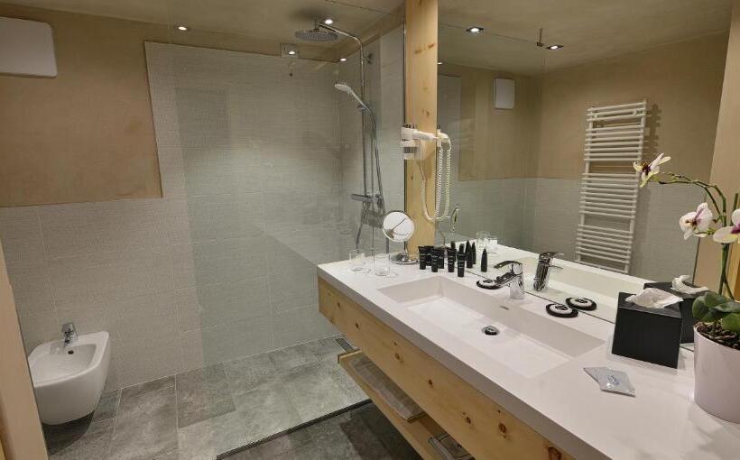 سوییت اجرایی, St. Michael