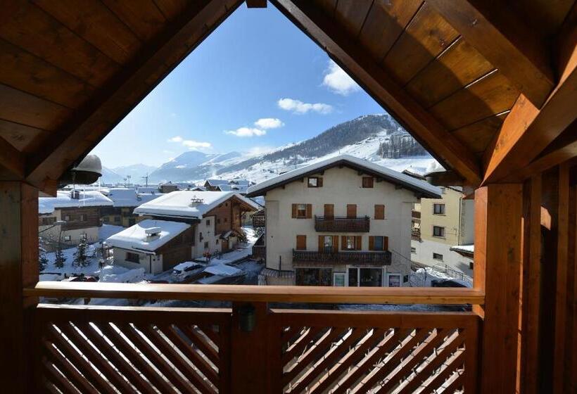 اتاق سوپریور با بالکن, St. Michael