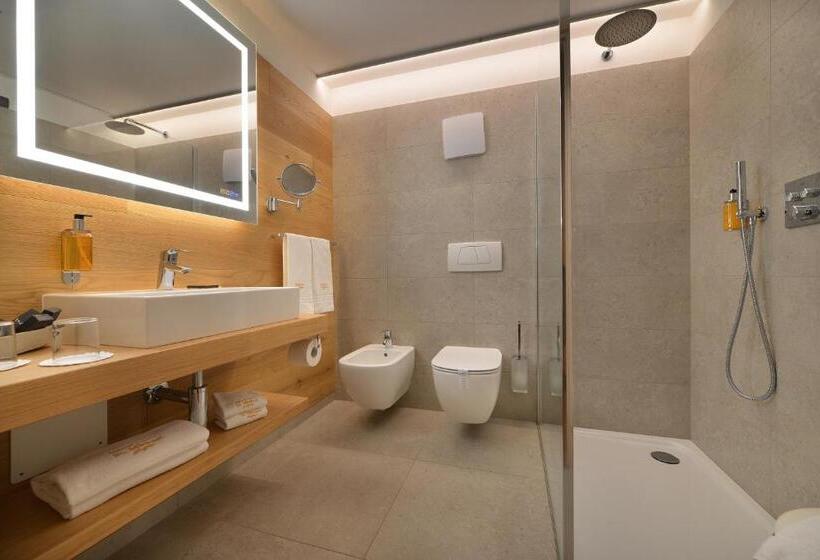 اتاق سوپریور با بالکن, St. Michael