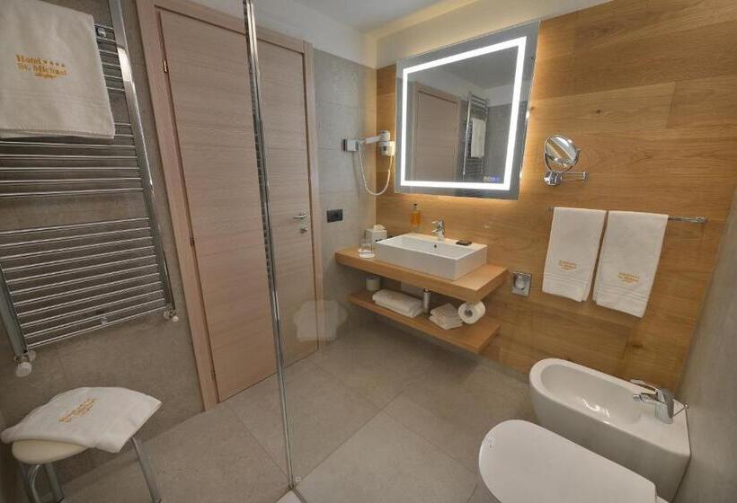 اتاق سوپریور با بالکن, St. Michael