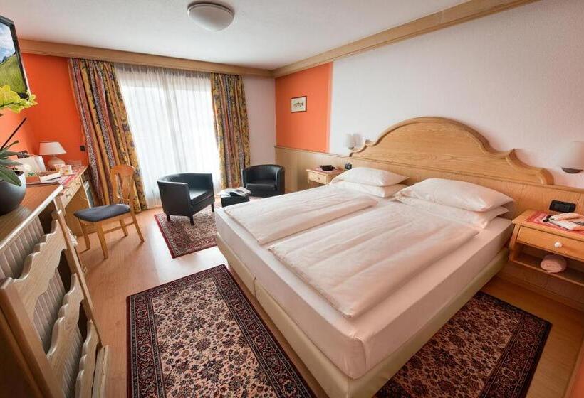 اتاق سوپریور با بالکن, St. Michael