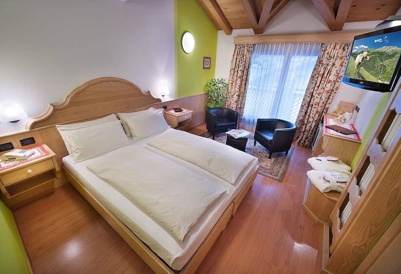 اتاق سوپریور با بالکن, St. Michael