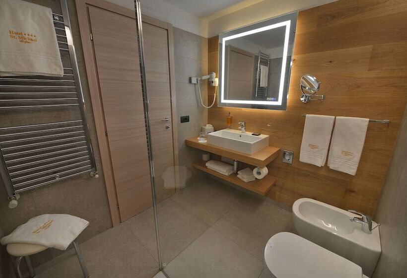 اتاق سوپریور با بالکن, St. Michael