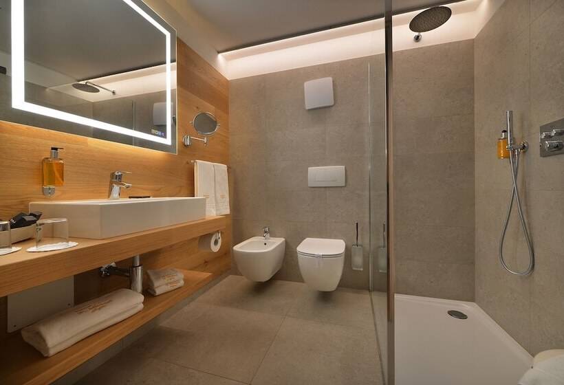 اتاق سوپریور با بالکن, St. Michael