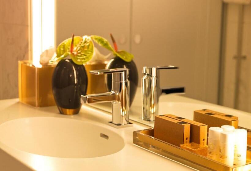 اتاق استاندارد, The Thief