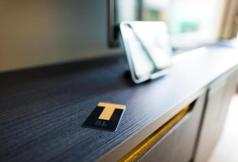 اتاق سوپریور, The Thief