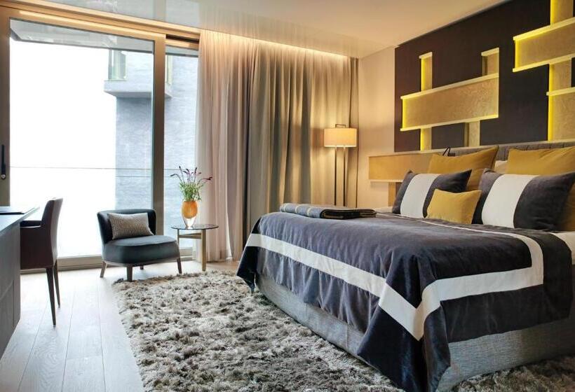 اتاق سوپریور, The Thief