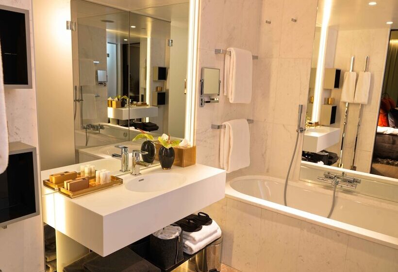 اتاق سوپریور, The Thief