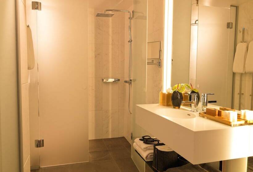 اتاق لوکس, The Thief