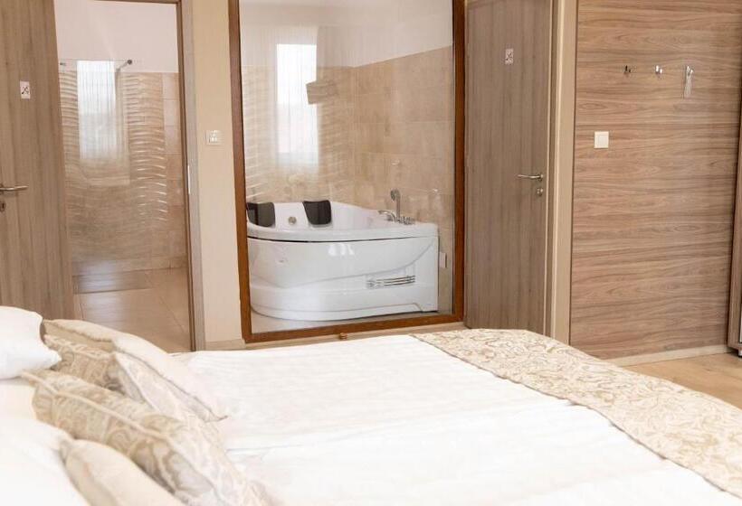 带按摩浴盆的套房, Vánkos & Eszcájg