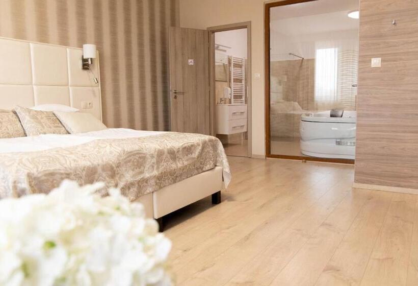 带按摩浴盆的套房, Vánkos & Eszcájg